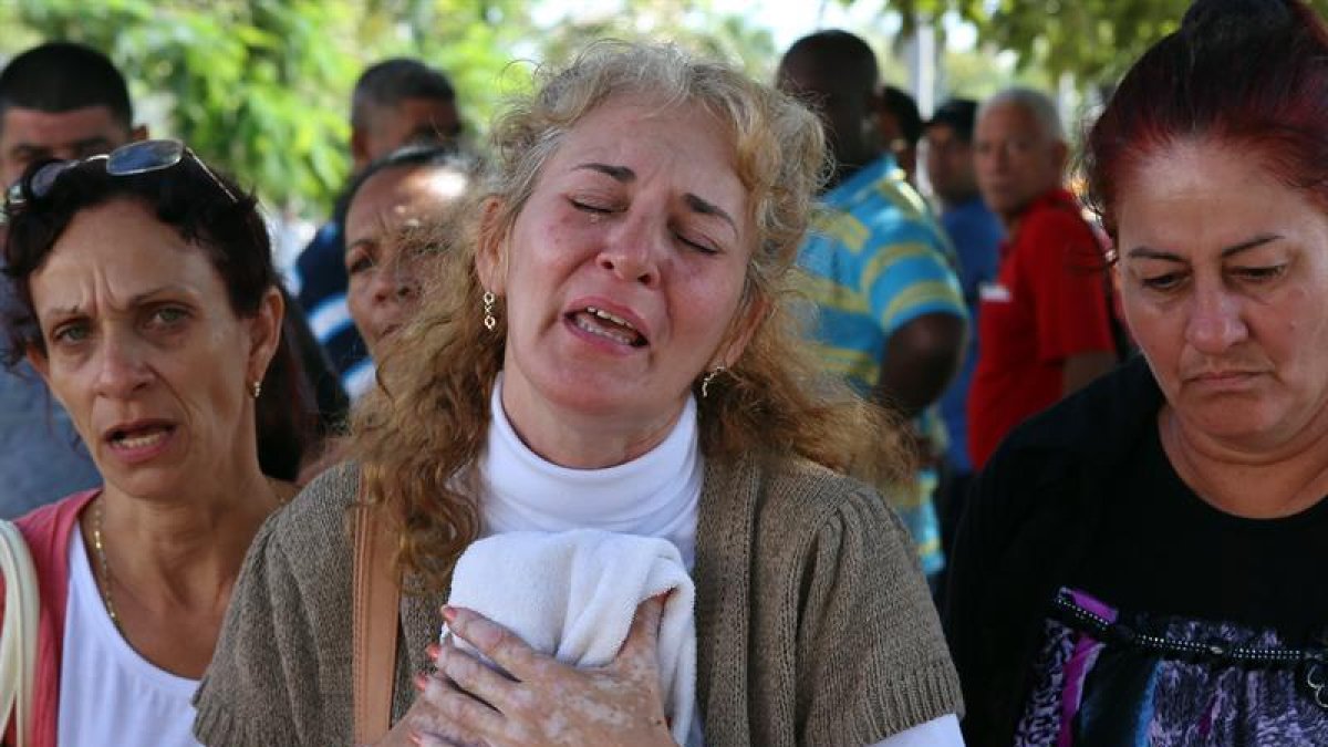 Inés González (c), madre de uno de los fallecidos en el desastre aéreo de este viernes en Cuba, fue registrada al llorar, tras salir del instituto de Medicina Legal donde se realiza la identificación de las víctimas.-EFE