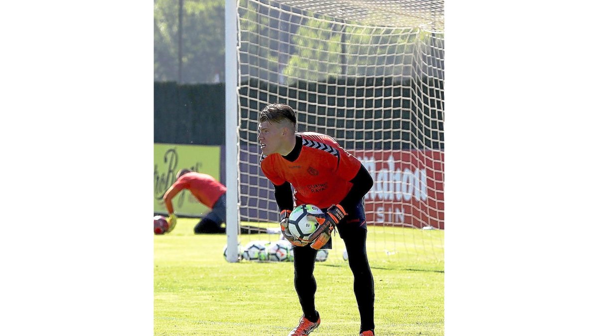 Becerra, en un entrenamiento de la pasada temporada en los Anexos.-BALCAZA