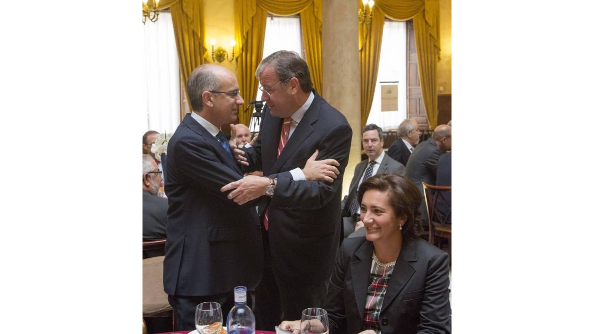 El consejero de Fomento y Medio Ambiente, Antonio Silván, interviene con la ponencia ‘Salamanca y el Corredor Atlántico’ junto con el presidente de la dipoutación , Javier Iglesias en presencia de la presidenta de las cortes, Josefa García Cirac-Ical