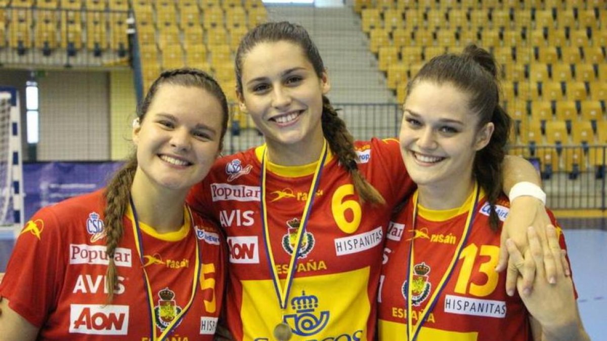 Elena, Mada y Eli posan con la camiseta de España.-EL MUNDO
