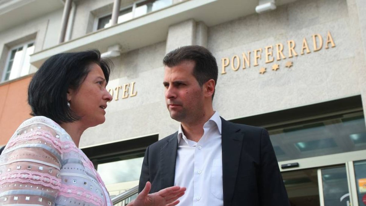 El candidato del PSOE a la Presidencia de la Junta, Luis Tudanca, junto a la candidata a la Alacaldías de Ponferrada, Ángela Marqués-Ical