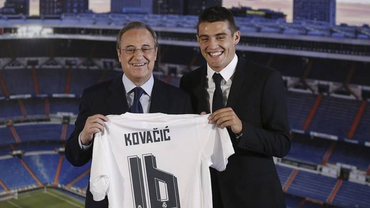 Florentino Pérez y Mateo Kovacic, en la presentación del croata como nuevo jugador del Madrid.-Foto: EFE / JUAN CARLOS HIDALGO