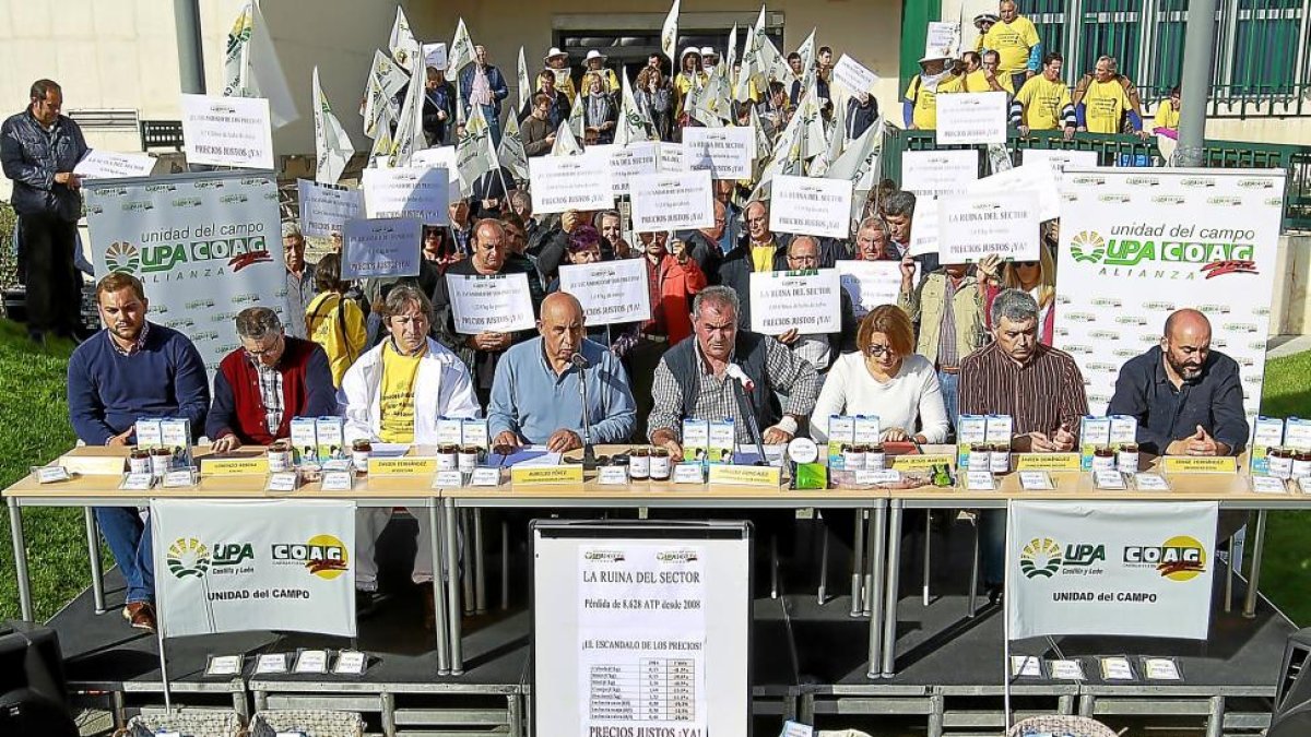 Los coordinadores regionales de la Alianza, Aurelio Pérez y Aurelio González, y los responsables de los sectores afectados.-J.M.LOSTAU