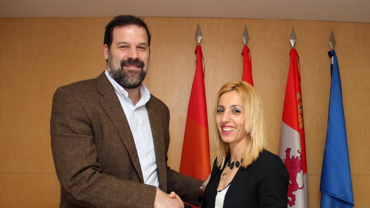 La vicerrectora de la Universidad Isabel I , Olaia Abadía García de Vicuña, y el presidente de la Asociación de Baloncestistas Profesionales (ABP), Alfonso Reyes, suscriben un acuerdo de colaboración.-ICAL