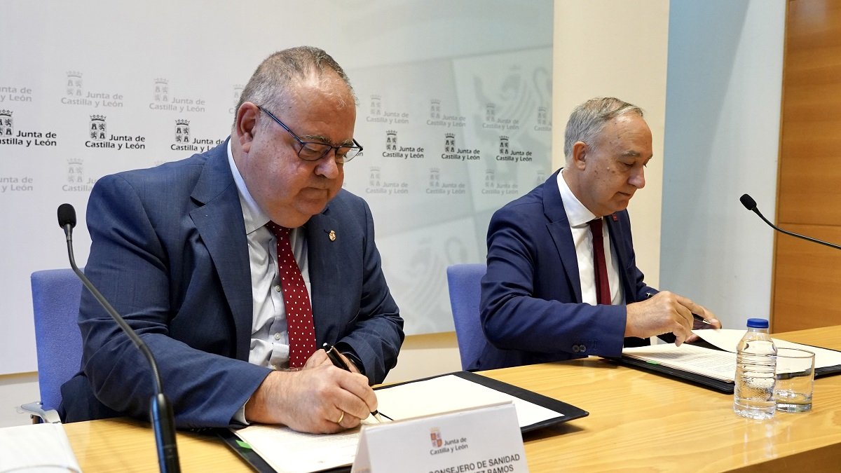 El consejero de Sanidad, Alejandro Vázquez Ramos, y el rector de la Universidad de Valladolid, Antonio Largo Cabrerizo, firman un convenio para la puesta en marcha del Instituto de Investigación Biosanitario de Valladolid, IBioVALL.- ICAL