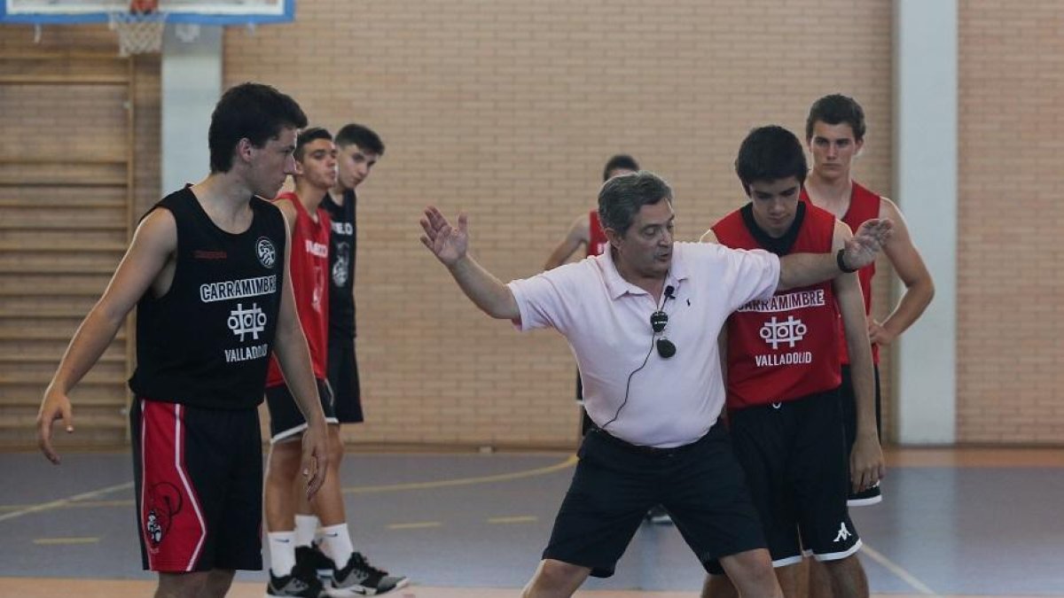 Mario Pesquera durante la clase técnica a los jugadores.-E. M.