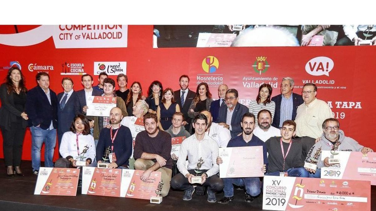 Los ganadores de las dos categorías posaron junto a las autoridades presentes en la clausura del concurso.-J.M. LOSTAU