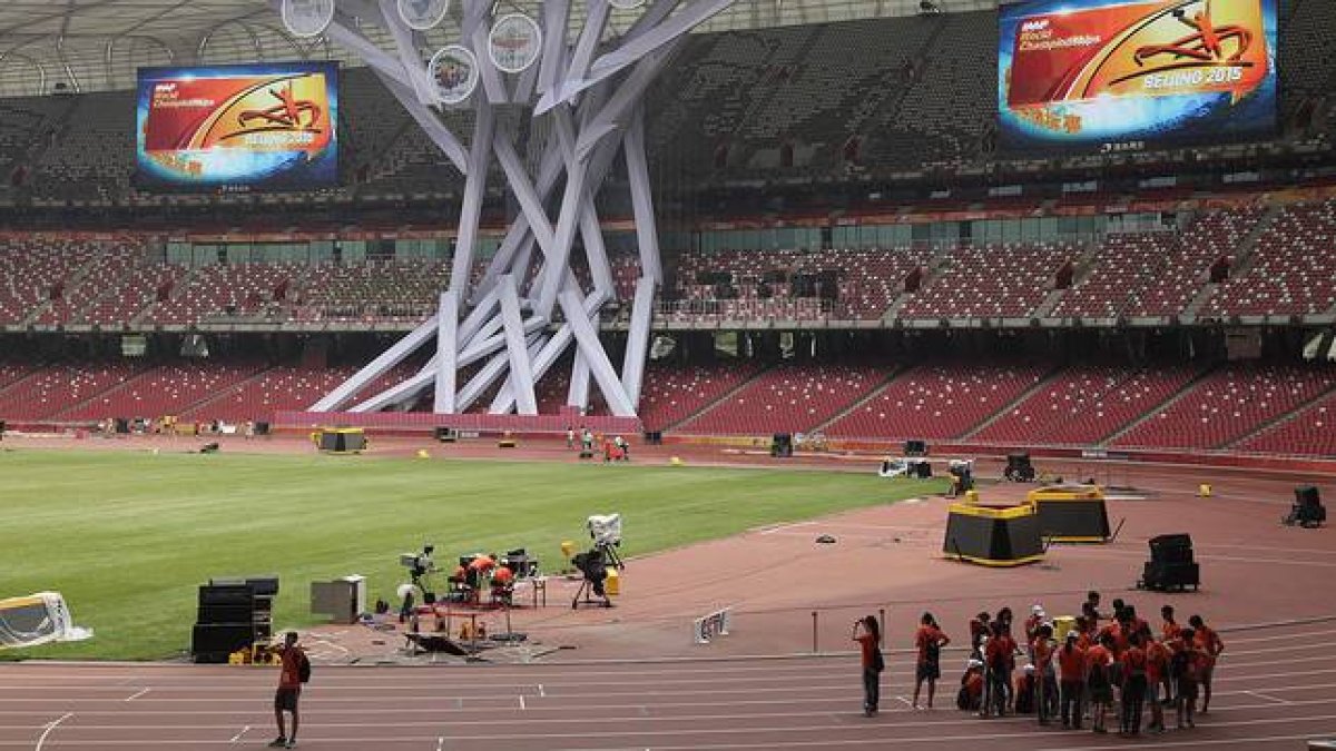 Preparativos en el Estadio Nacional de Pekín, más conocido como 'El Nido', escenario del Mundial de atletismo a partir del sábado.-Foto: EFE / ROLEX DELA PENA