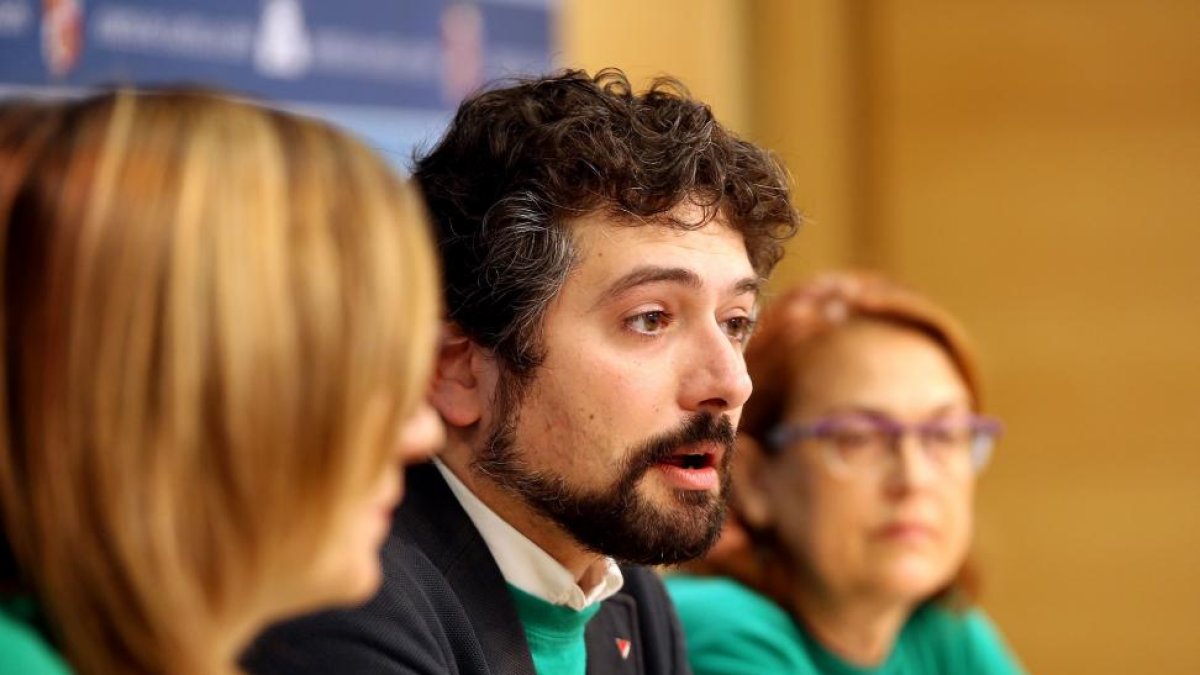 El procurador de Izquierda Unida-Equo, José Sarrión, y los miembros del Área de Educación, Rocío Anguita y Conchi Ayala, exponen y analizan la situación y consecuencias de la política educativa de Castilla y León-ICAL
