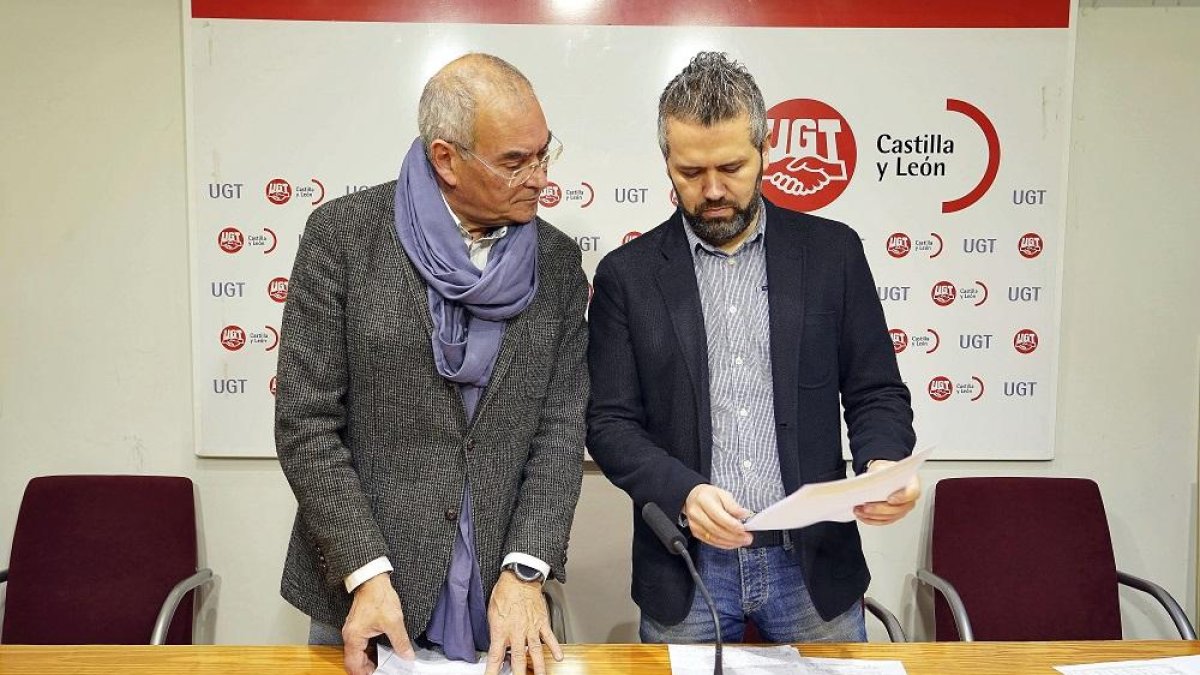 Evelio Angulo y Raúl Santa Eufemia ayer en la sede de UGT.-ICAL