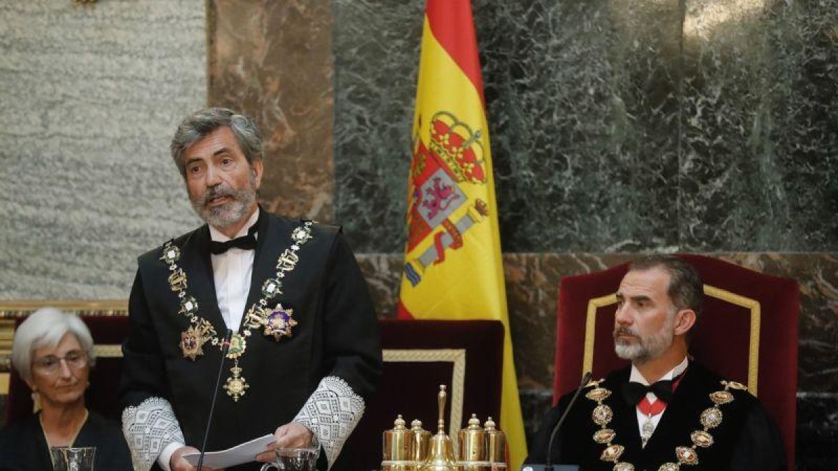 El Rey Felipe VI, junto a la fiscal general del Estado, María José Segarra y Carlos Lesmes.-ANGEL DÍAZ (EFE)