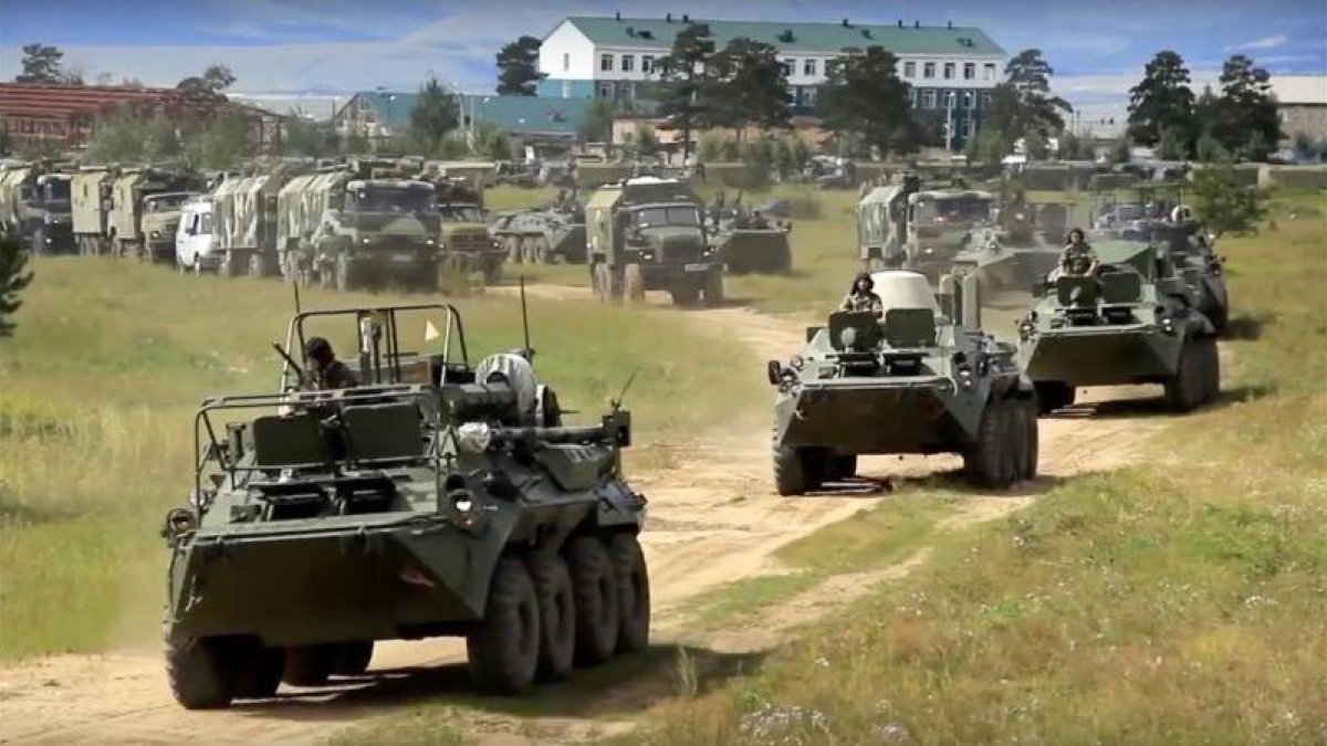 Carros de combate en las maniobras militares rusas.-AP