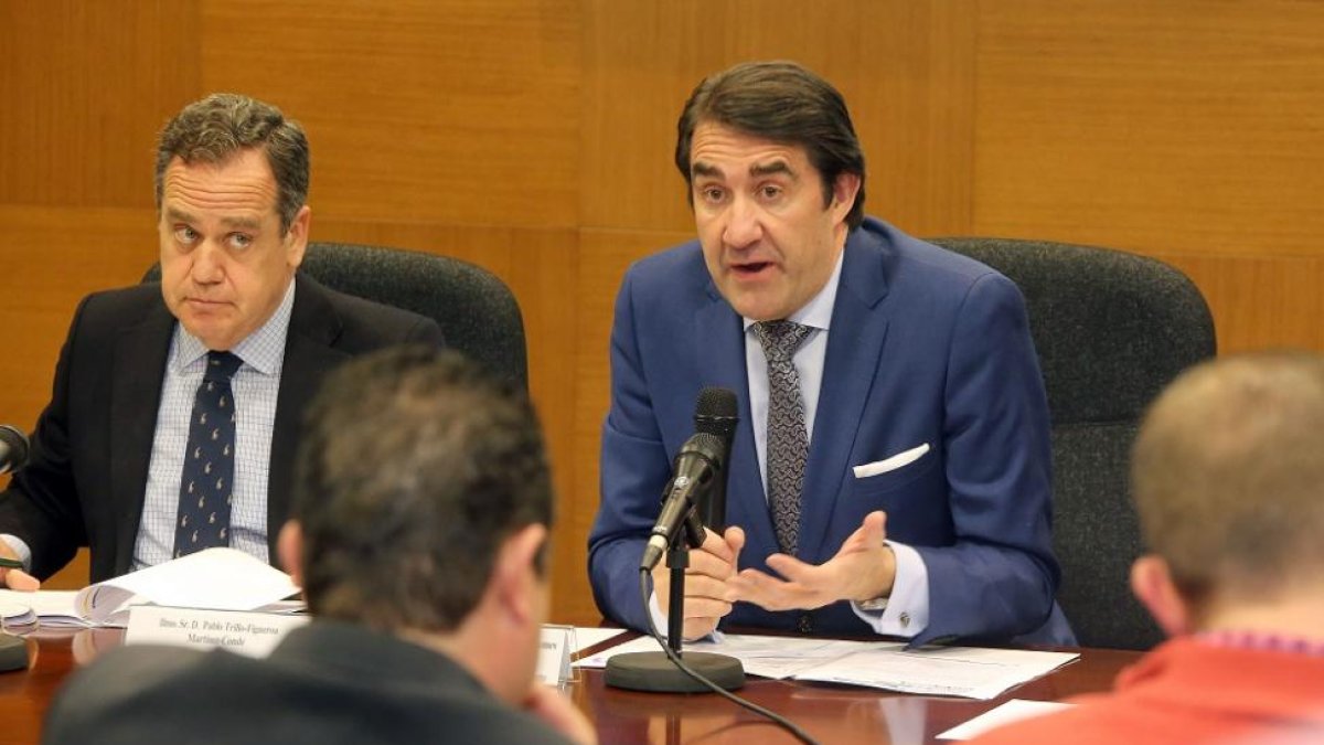 El consejero de Fomento y Medio Ambiente, Juan Carlos Suárez-Quiñones, presenta las guías de respuesta ante el riesgo de inundaciones de la provincia de Valladolid. Junto a él, el delegado de la Junta en Valladolid, Pablo Trillo (I)-ICAL