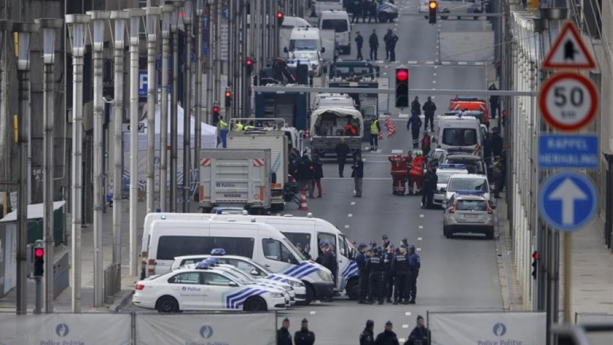 Fuerzas de seguridad y unidades de emergencia en la céntrica calle Loi de Bruselas.-REUTERS / VINCENT KESSLER
