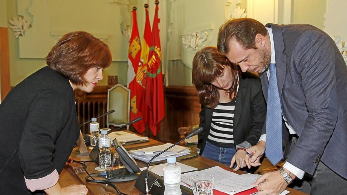 Charo Chávez, María Sánchez y Óscar Puente durante el pleno del martes.-J.M. Lostau