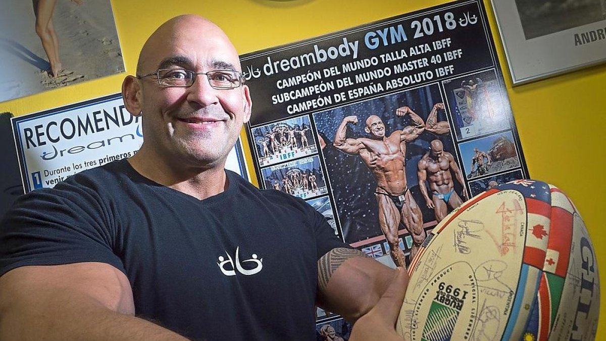 Zapatero posa con un oval en las instalaciones de DreamBody Gym,  el gimnasio que regenta en La Rondilla con el póster que le recuerda ser campeón del mundo al fondo.-MIGUEL ÁNGEL SANTOS
