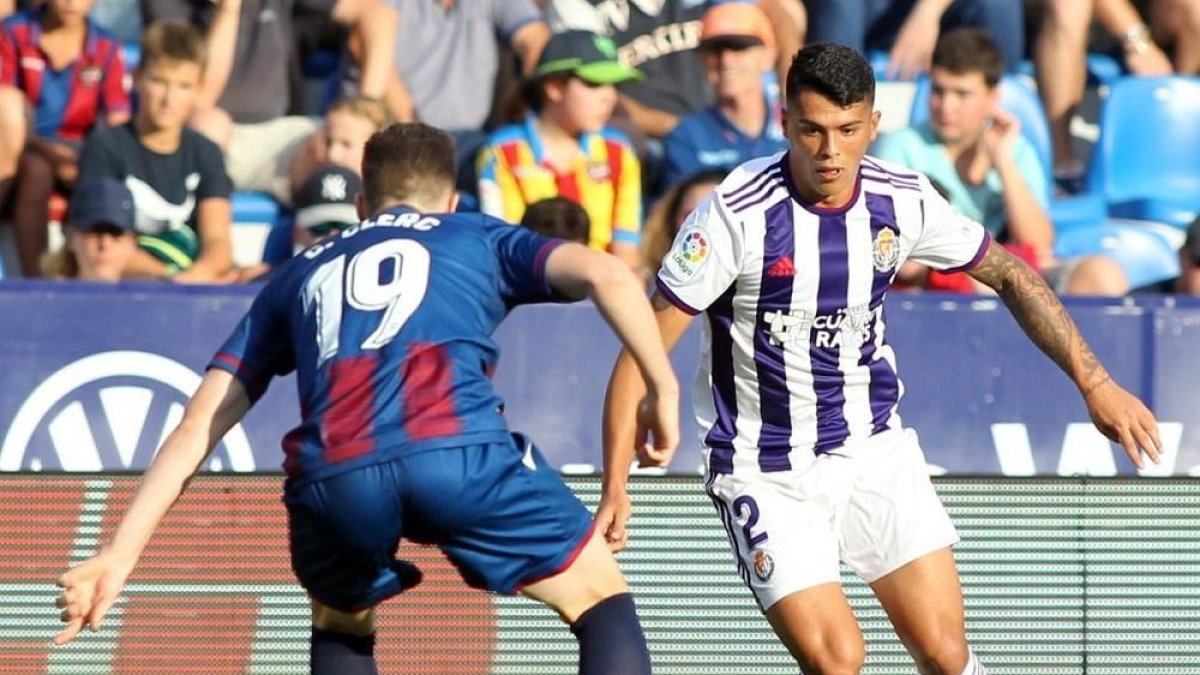 Pedro Porro intenta driblar a Clerc en el partido frente al Levante.-PHOTO-DEPORTE