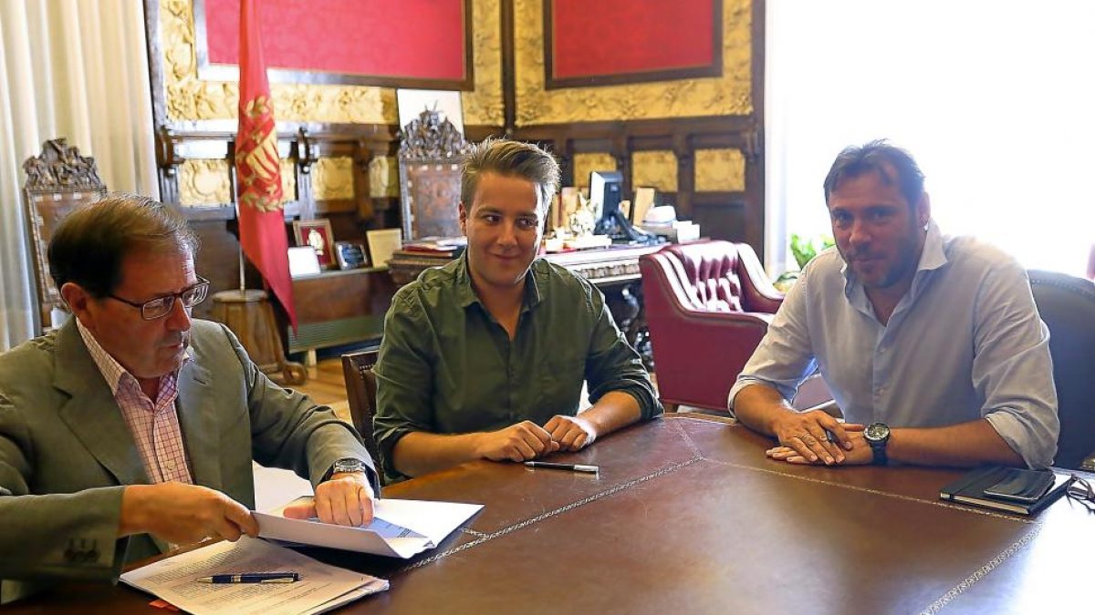Óscar Puente junto con representantes de la Escuela Municipal de Música.-ICAL