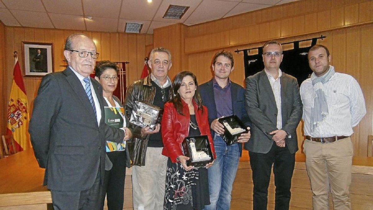 Los miembros del jurado junto a los ganadores del concurso Alberto Sanz Sánchez y Luis Carlos Fernández García-E.M