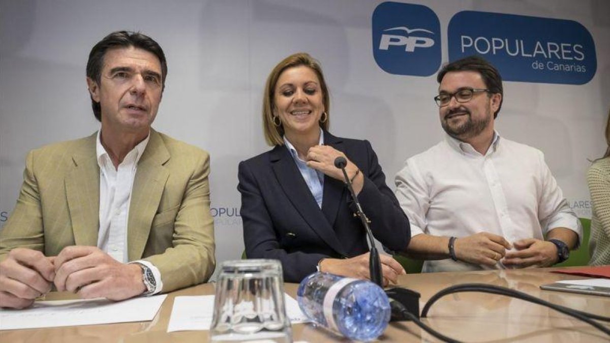 El exministro de Industria, Energía y Turismo José Manuel Soria, la secretaria general del PP, María Dolores de Cospedal, y el nuevo presidente del PP de Canarias, Asier Antona, durante un Comité Ejecutivo Regional.-EFE/Ángel Medina G.