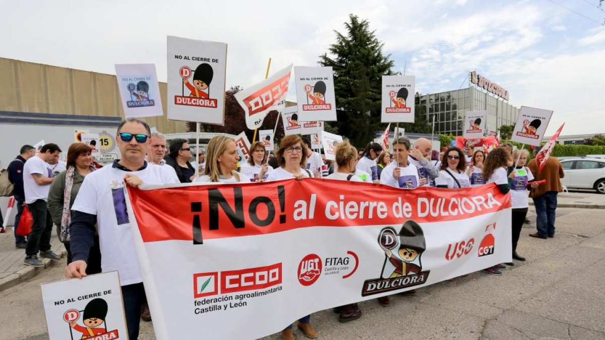 Los trabajdores de Dulciora se concentran a la puerta de la planta en defensa de sus puestos de trabajo y contra el cierre de la fábrica vallisoletana anunciado por la multinacional Mondelez-ICAL
