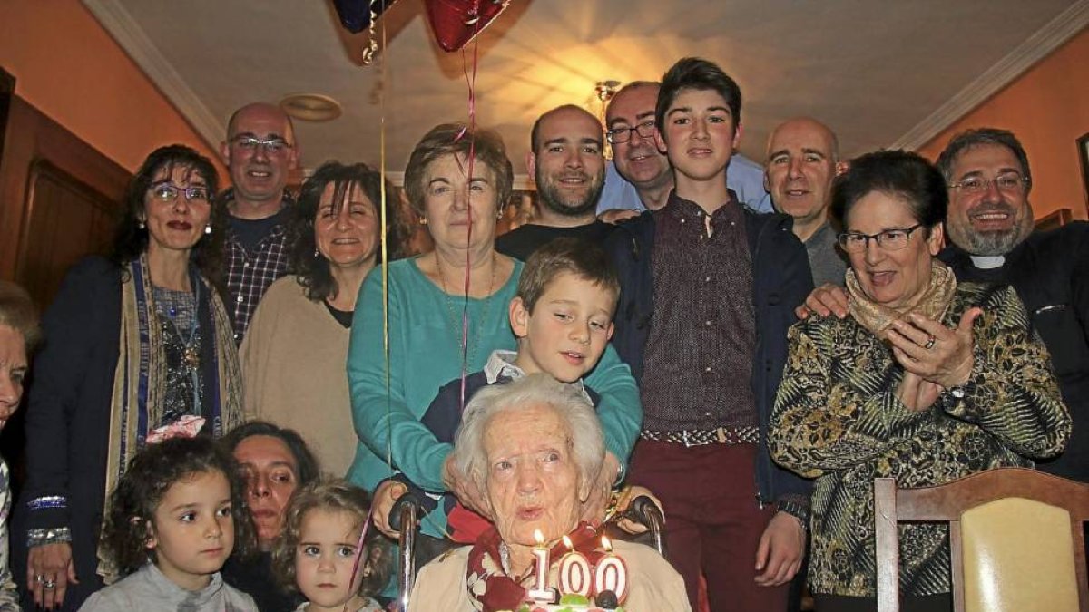 Pilar Martínez rodeada de familiares en su centenario-Pablo Requejo