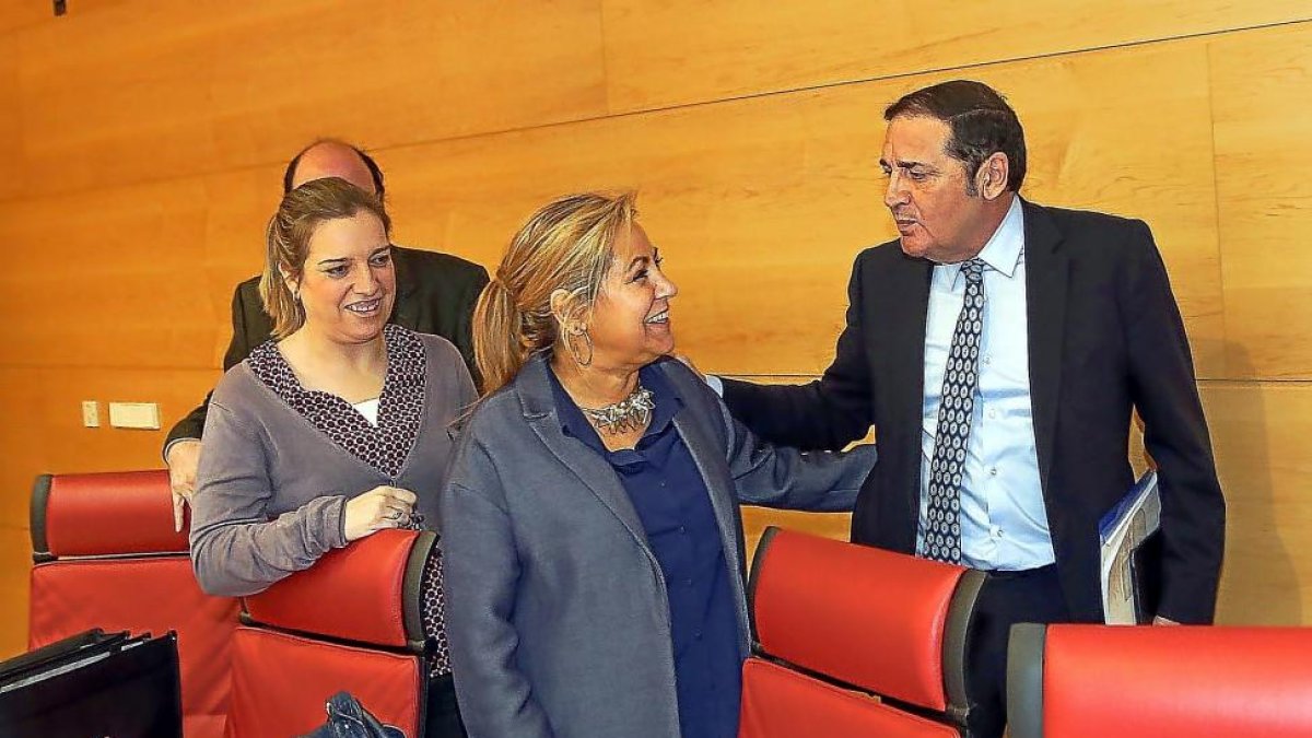El consejero de Sanidad, AntonioSáez Aguado, saluda a Rosa Valdeón antes de la comparecencia.-ICAL