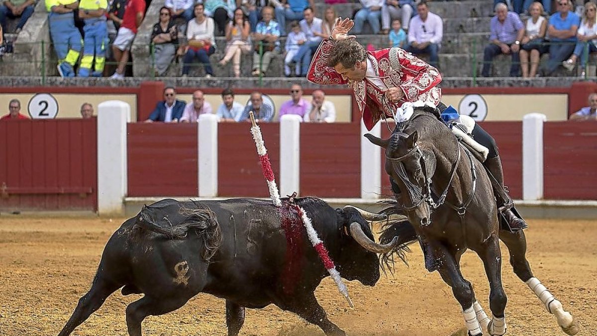 Pablo Hermoso de Mendoza clava una banderilla ante su oponente.-JOSÉ SALVADOR