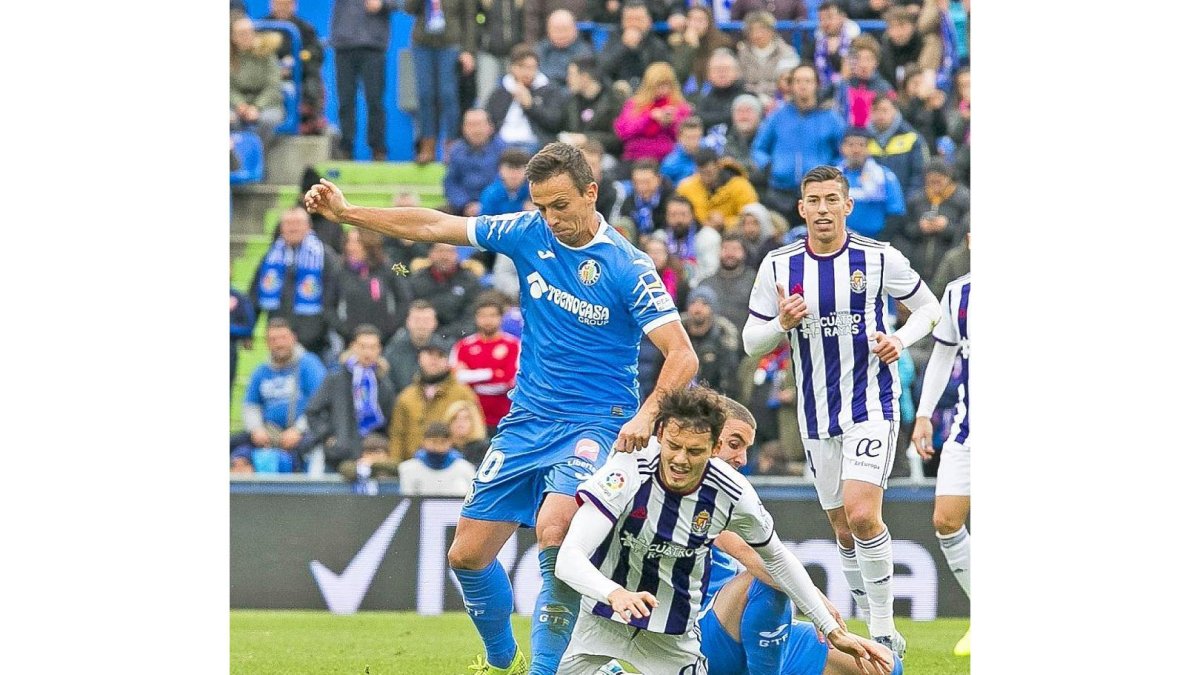 El serbio Maksimovic derriba a Ünal con la ayuda de Portillo y ante la mirada de Alcaraz.-PHOTO-DEPORTE
