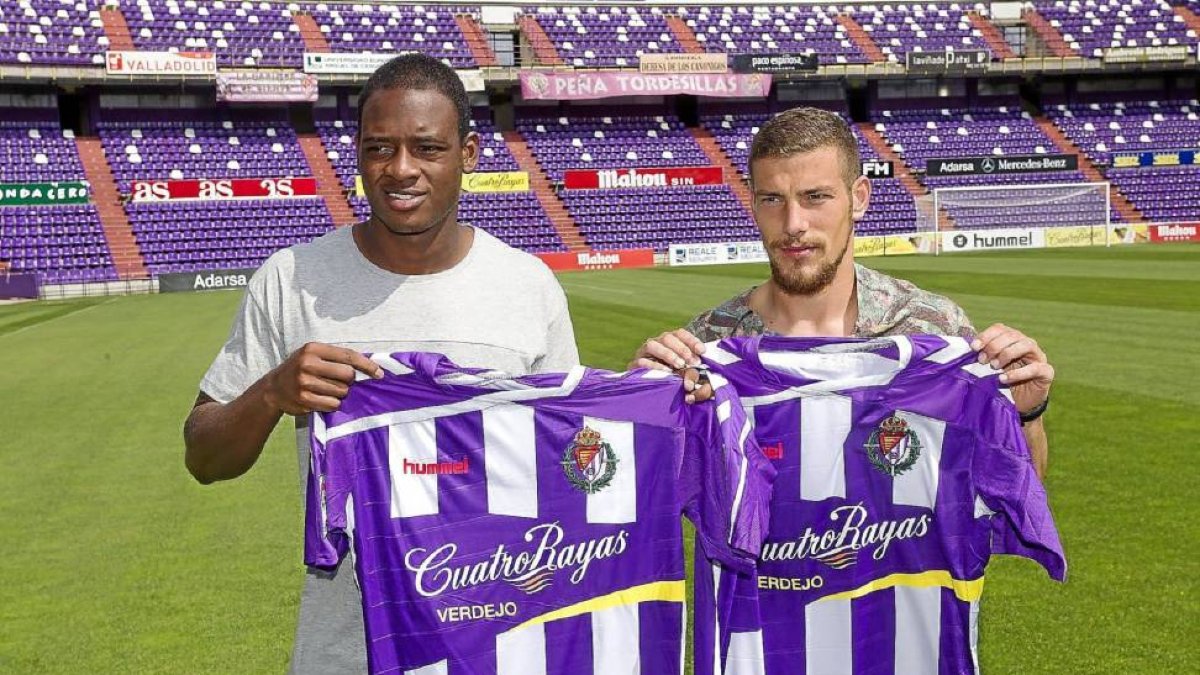 Erick Moreno y Pedro Tiba posan con las camisetas del Real Valladolid en el césped de Zorrilla.-Pablo Requejo