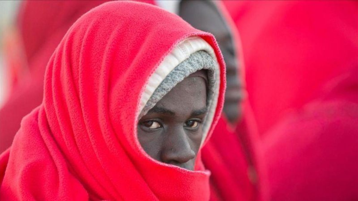Uno de los inmigrantes rescatados el 6 de enero del 2019 en un naufragio en el mar de Alborán.-ÁLVARO CABRERA (EFE)