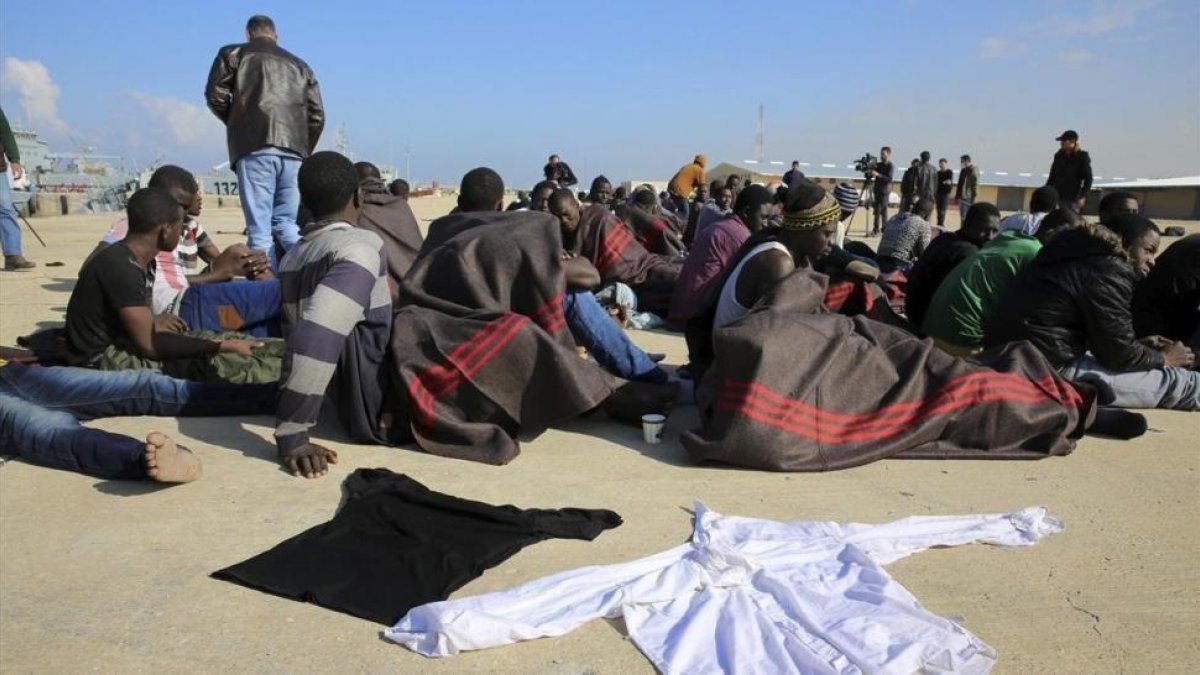 Migrantes en Libia tras ser rescatados en alta mar.-EFE