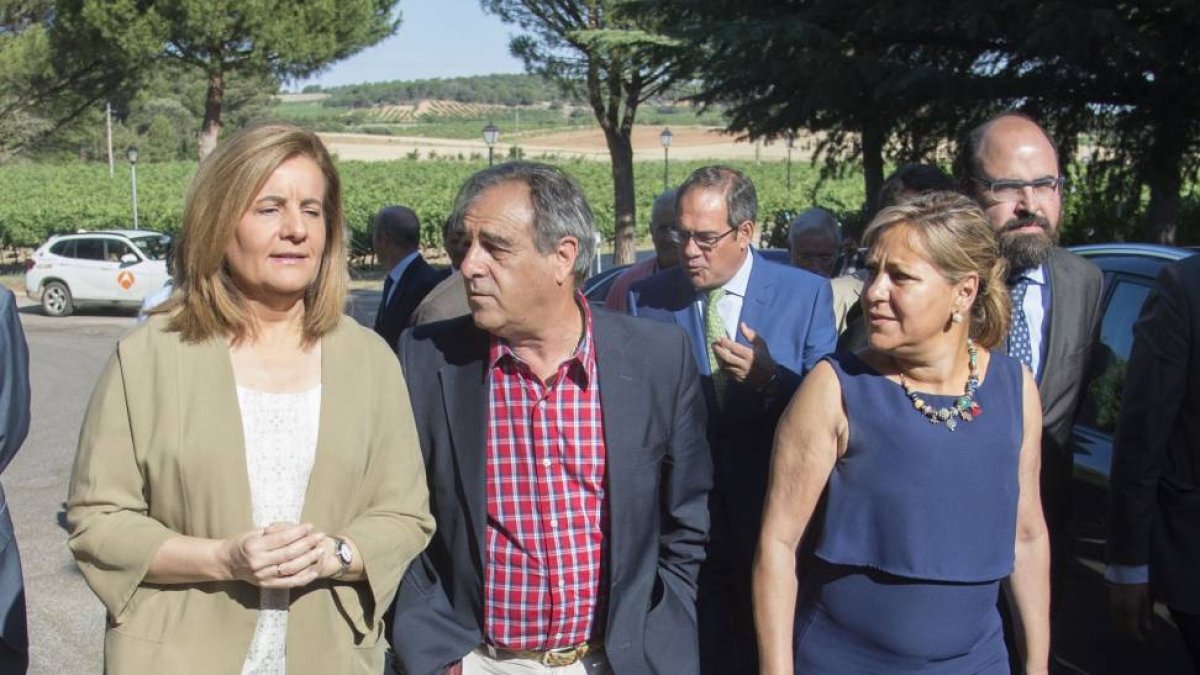 La ministra de Empleo, Fátima Báñez, y la vicepresidenta de la Junta de Castilla y León, Rosa Valdeón, acompañadas por el director del curso, Graciano Palomo, antes de su inauguración-ICAL