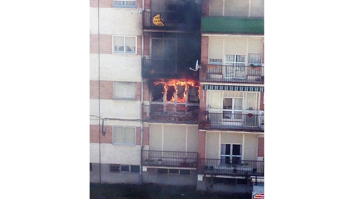 Incendio de una vivienda en Cuéllar (Segovia)-ICAL