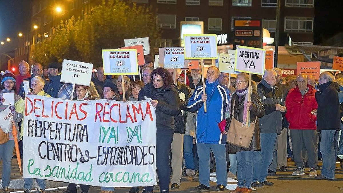 Los vecinos de Delicias portan una pancarta en la que piden la reapertura del centro.-PABLO REQUEJO /PHOTOGENIC