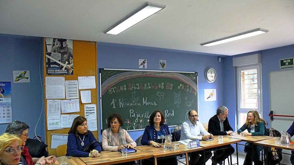 Ediles y responsables de instituciones participantes en la Mesa ‘Pajarillos en Red: otro Pajarillos es posible’.-E. M.