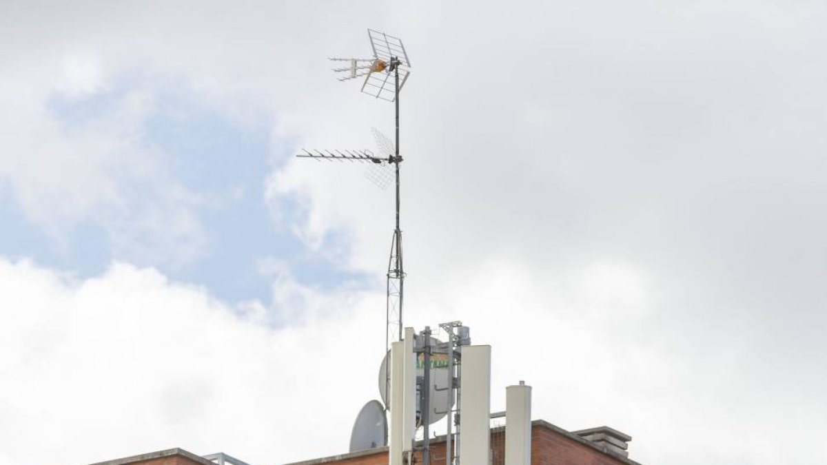 Antena de telefonía en un edificio.- E. M.