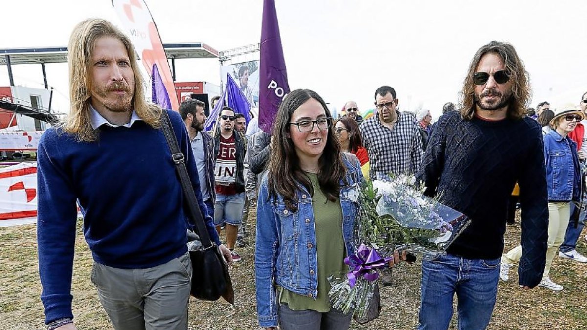 Pablo Fernández, la procuradora Laura Domínguez y el diputado de Unidos Podemos por Burgos Miguel Vila.-J.M. LOSTAU