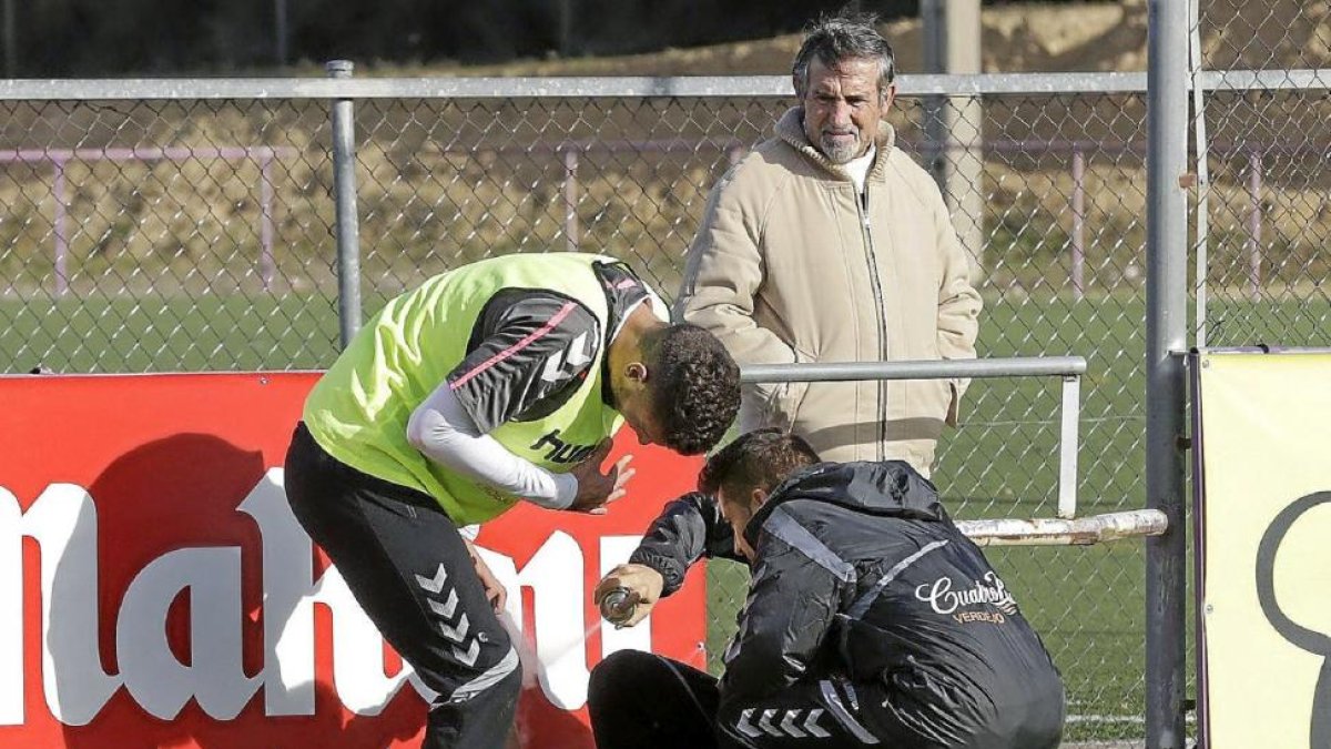 Miembros de los servicios sanitarios del club atienden a Cristian en uno de los fondos de los Anexos.-Balcaza