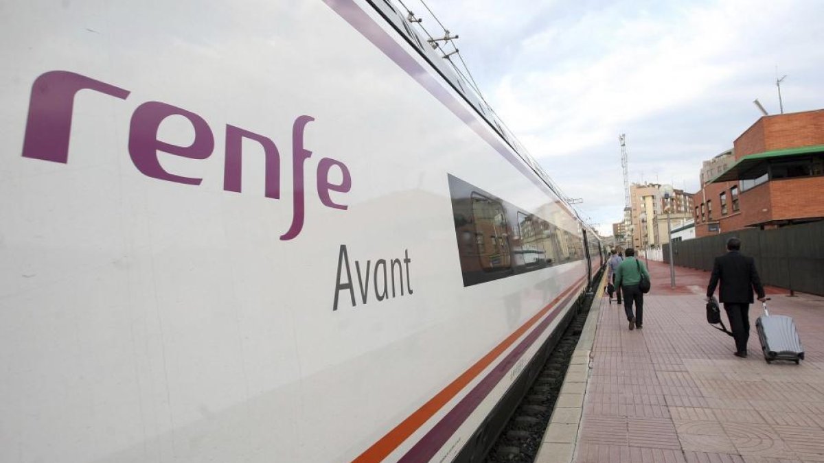 Un tren AVANT descansa en la estación de Valladolid.-EL MUNDO