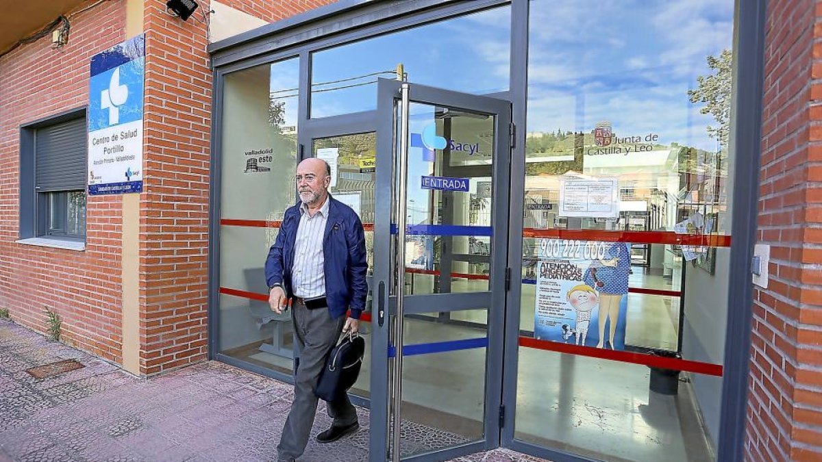 El médico de Familia, Miguel Ángel Castilla, en el Centro de Salud de Arrabal de Portillo.-ICAL