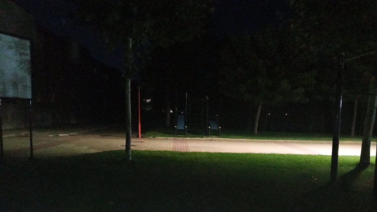 Zona de acceso al pabellón Pablo Cáceres en Medina del Campo. - EM