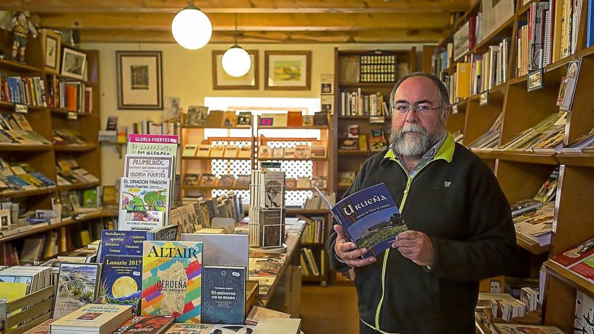 Jesús Martínez, propietario de la librería Alcaraván, la primera que abrió en Urueña hace 25 años.-MIGUEL ÁNGEL SANTOS