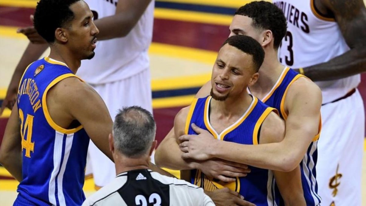 El base de los Warriors, Stephen Curry, se encara con un árbitro durante el sexto partido de la final de la NBA-JASON MILLER / AFP