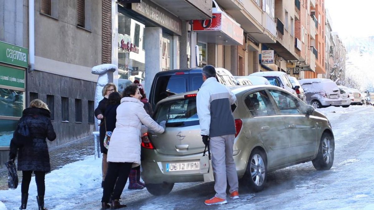La nieve complicó la circulación en algunas calles de Segovia-ICAL
