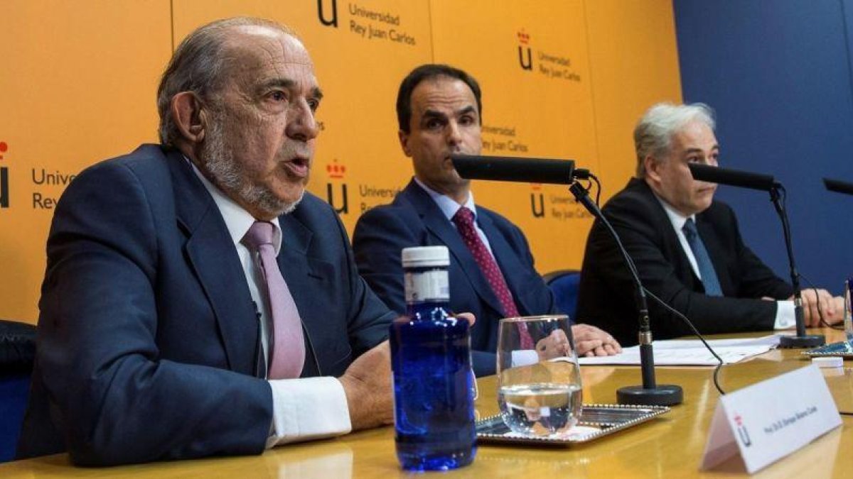 El rector del Universidad Rey Juan Carlos, Javier Ramos,  acompanado por Pablo Chico de la Camara y Enrique Álvarez Conde.-RODRIGO JIMENEZ