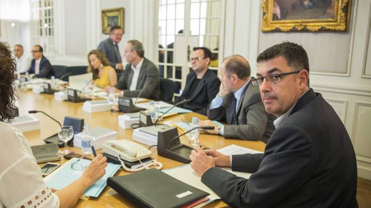 Enric Morera, presidiendo la comisión de Gobierno Interior.-Foto: MIGUEL LORENZO