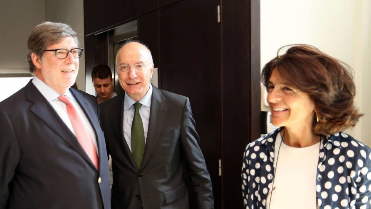 EL presidente de Cecale, Santiago Aparicio (I), y el delegado de Iberdrola en Castilla y LEón, JOaquín Boneta, participan en un encuentro con sus proveedores autonómicos-ICAL