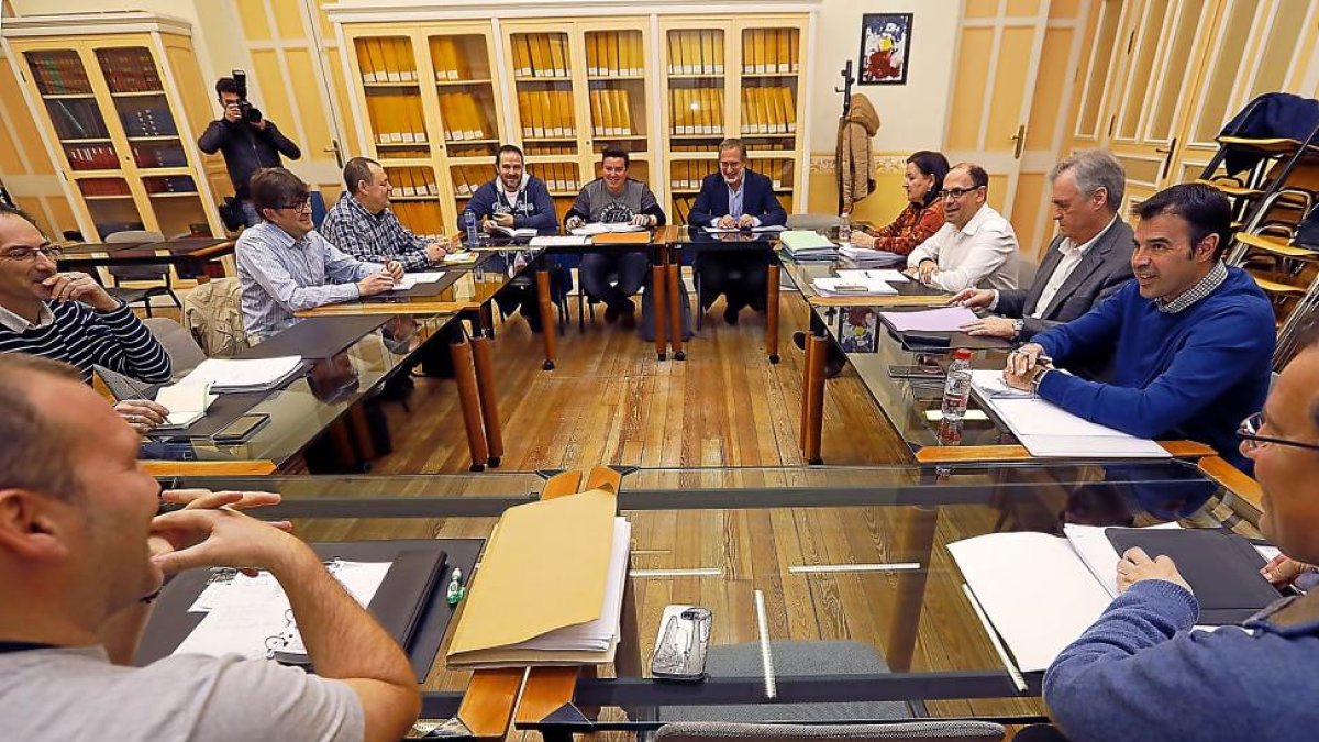 Los concejales Luis Vélez y Manuel Saravia presidieron la reunión con directivos de Auvasa y el comité de empresa.-J.M. L.