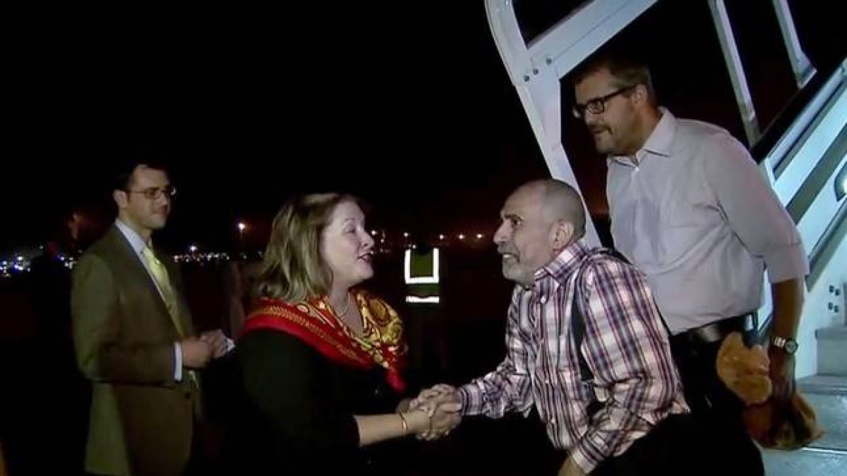 Uno de los liberados, a su llegada a Omán.-AFP